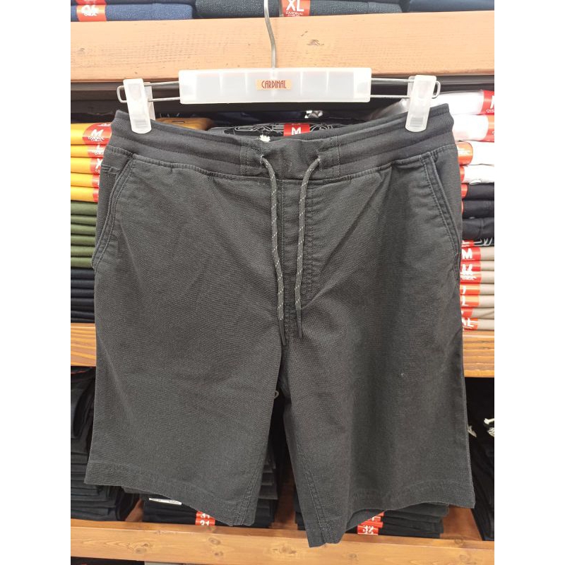 CELANA PENDEK MERK CARDINAL CASUAL HITAM GREYNISH