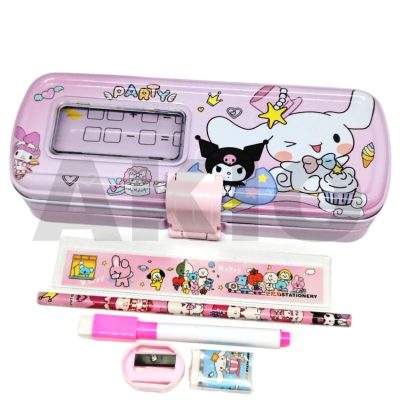 

Tempat Pensil Anak Perempuan Set Alat Tulis Karakter CINNAMOROLL KUROMI SANRIO 3 Tingkat Lucu Kaleng Besi PY9910