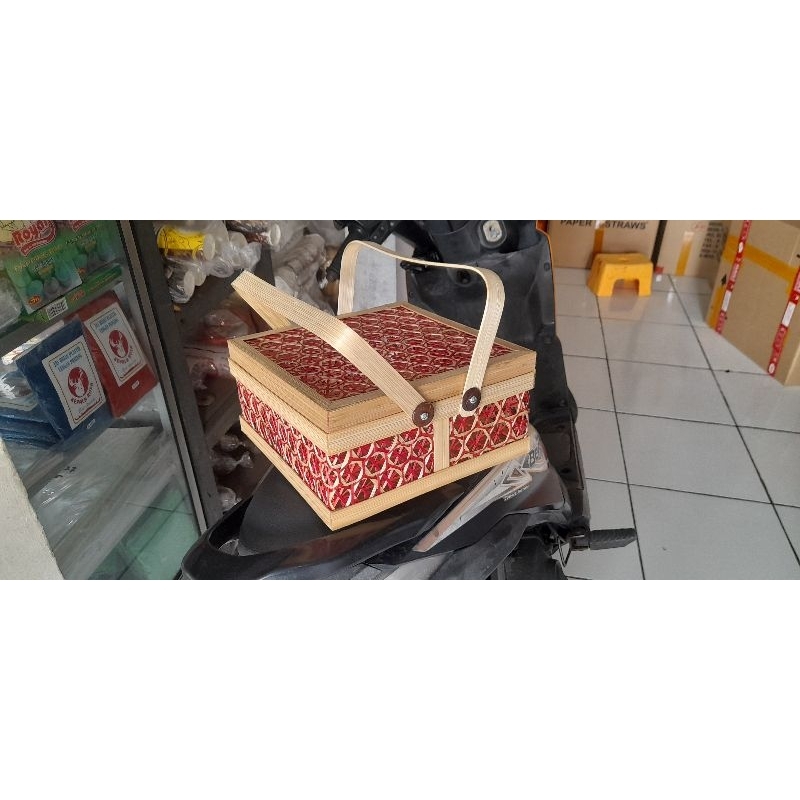 

hampers kotak bambu 25x25xtinggi 12cm bahan anyam bambu warna merah