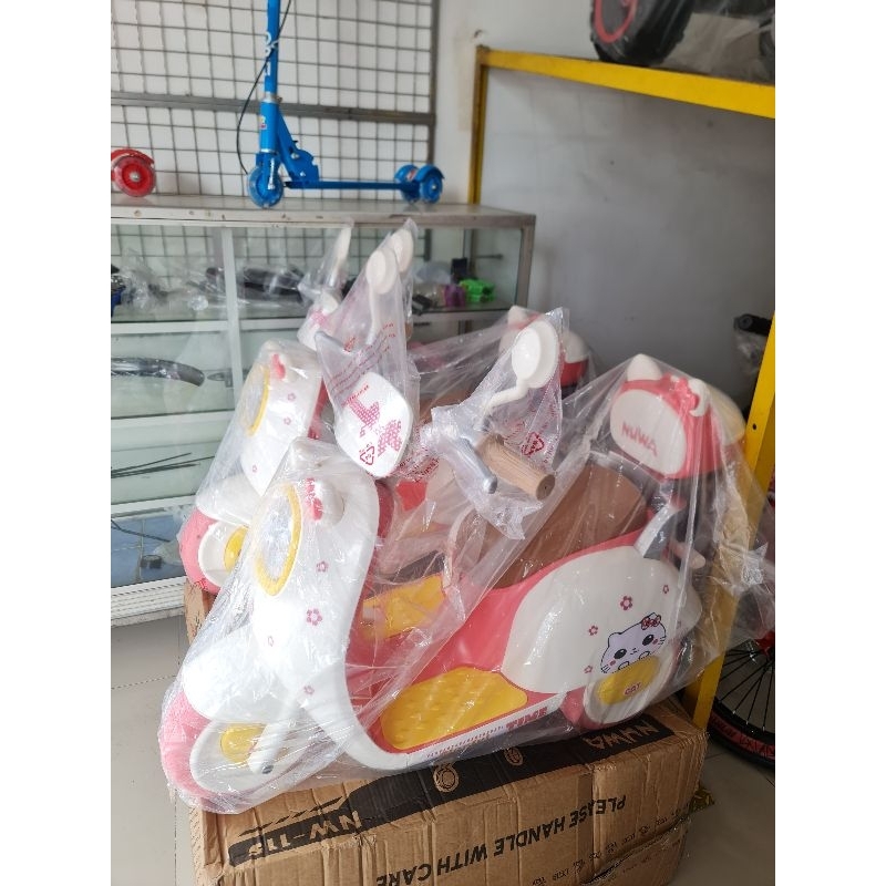 Motor Aki Scoopy Untuk Anak Perempuan ( Warna Pink ) ( Gambar Kucing / CAT / Hello KITTY )
