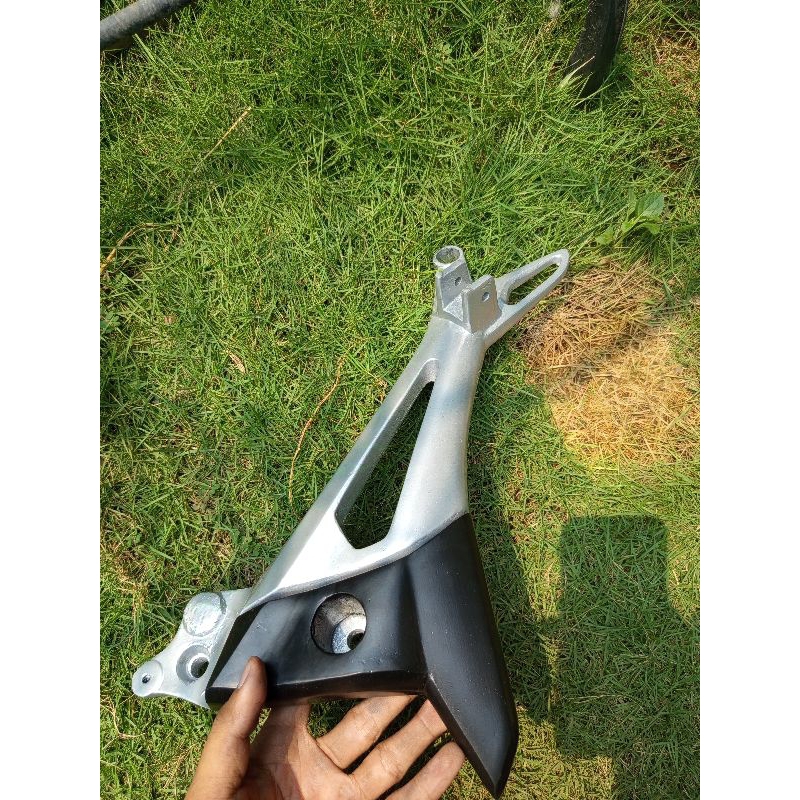 FOOTSTEP POSTEP BOSTEP PINJAKAN KAKI BELAKANG SUPRA X 125 NEW MODEL DOUBLE DISK CAKRAM KANAN SAJA