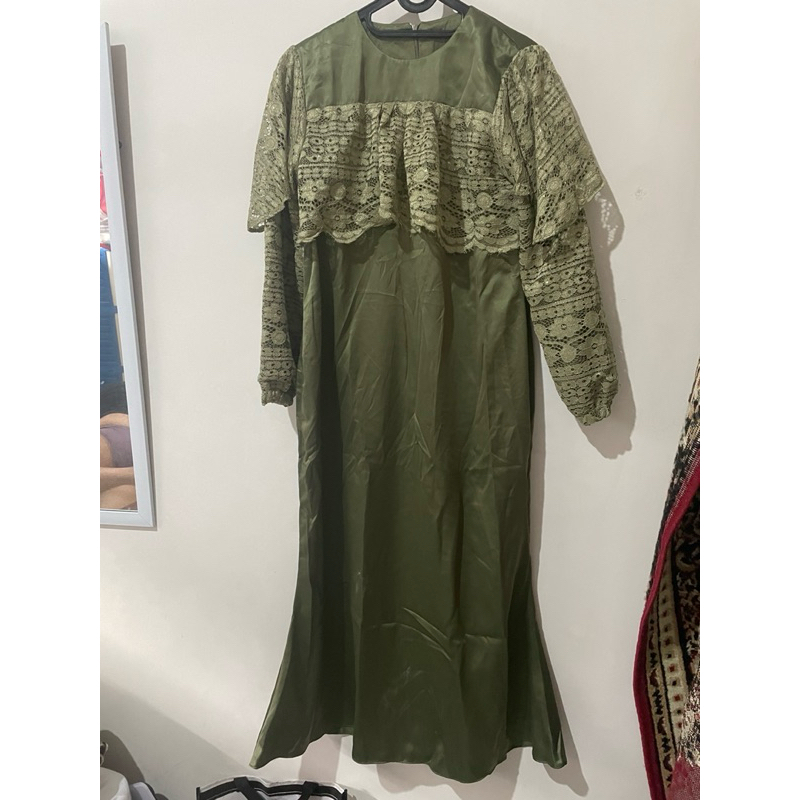 gaun brukat satin warna hijau army
