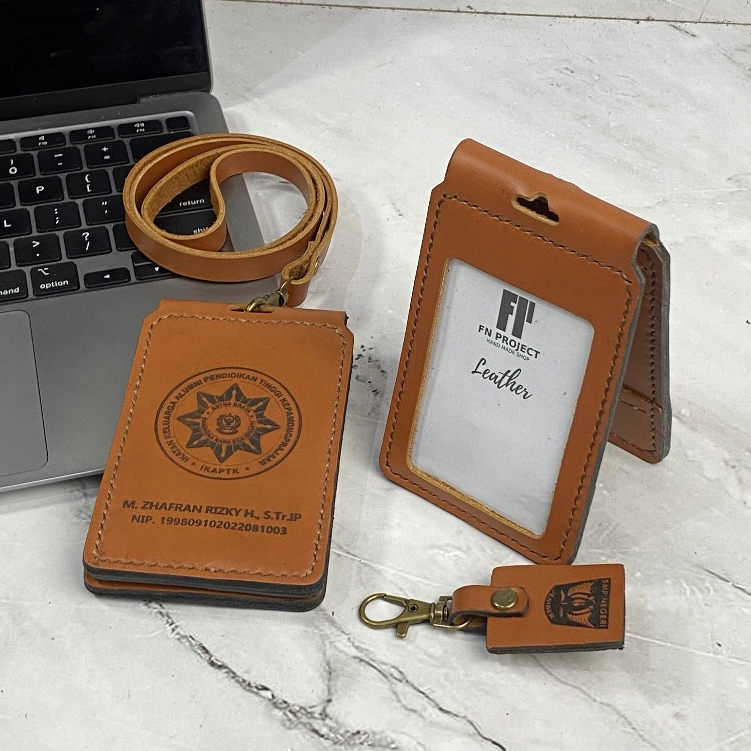 

ID Card Kulit Sapi Asli Custom Gantungan Lanyard Namaetag Holder Magnet Lipat Saku Depan Custom Logo ASN, PNS, BUMNS, Bank, Perusahaan Bisa Satuan Satu Hari Jadi