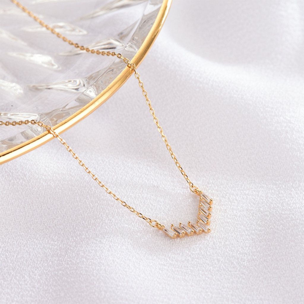 Kalung Wanita Titanium Rantai Liontin Berlian Huruf V Korea Style Anti Karat Dan Luntur