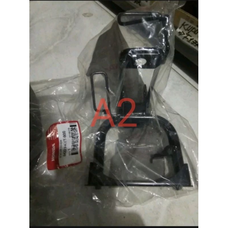 besi braket breket dudukan kedudukan cover body bodi panel dada depan scoopy old lama karbu 64223-KY
