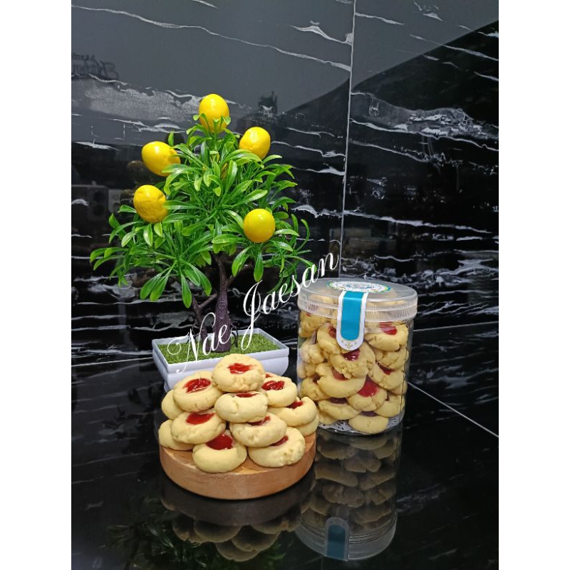 

Kue Thumbprint Strowbery Premium/Kue Kering/kue Natal/Kue Lebaran Size 600 ml