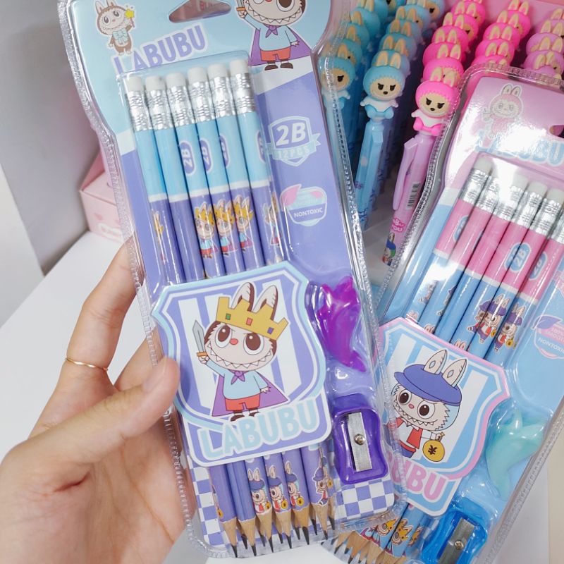 

ATK POINT | LABUBU SET PENSIL 2B PENGHAPUS | 12 PCS+RAUTAN
