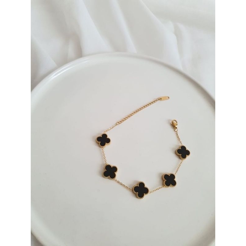 Gelang Tangan Rantai Clover Bunga Hitam Manis Wanita Bahan Titanium Lapis Emas 23k Anti Karat Dan Lu