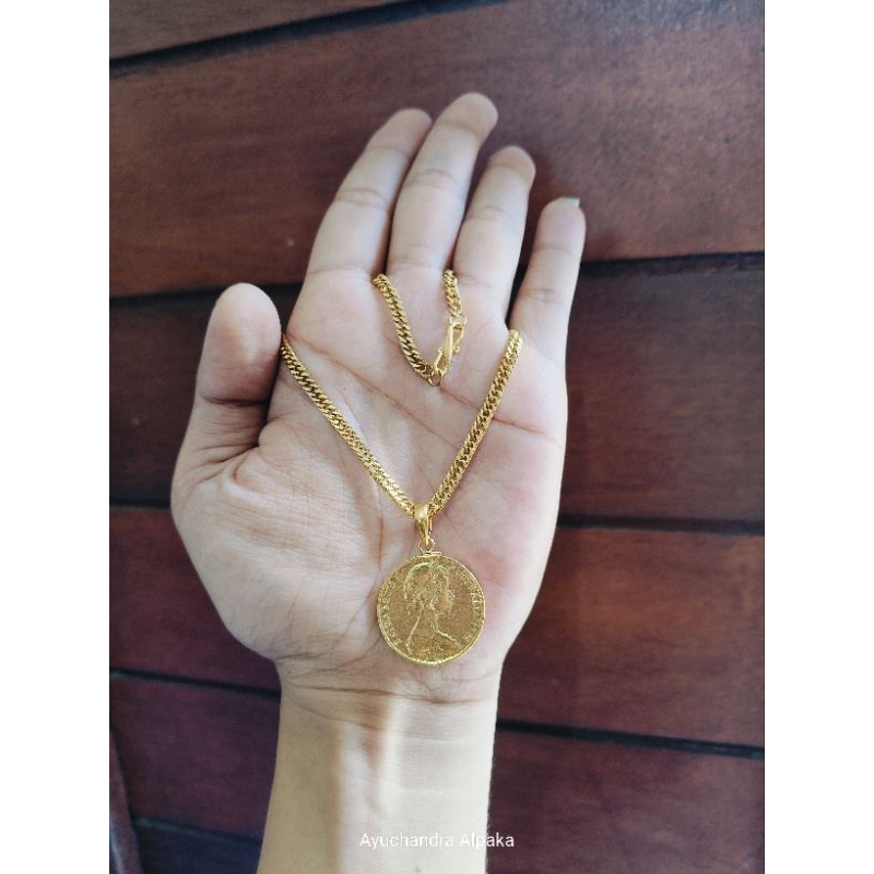 kalung titanium liontin koin elizabetz