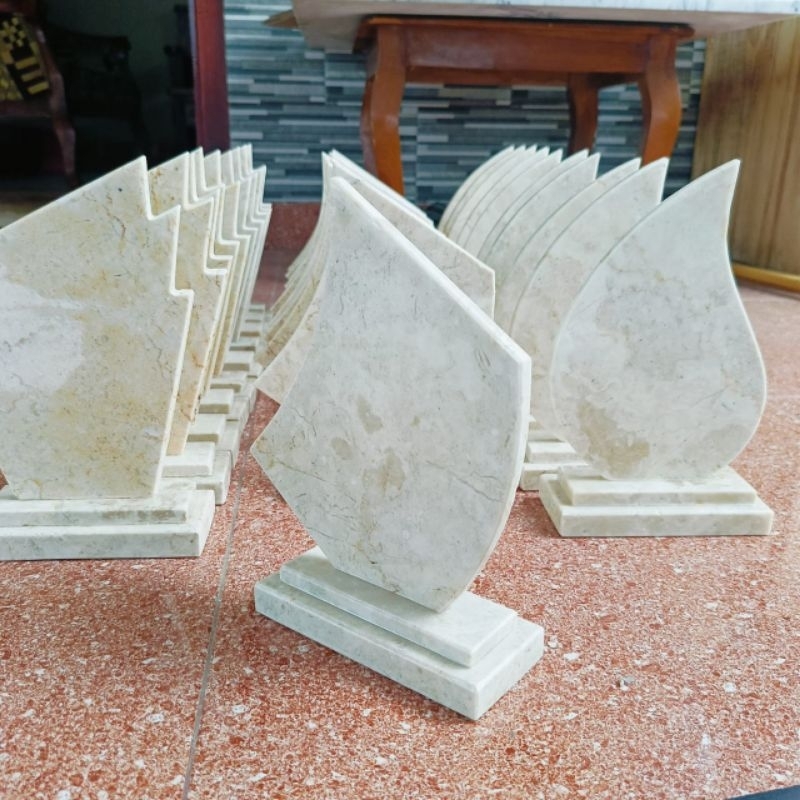 Vandel polos marmer putih model layar