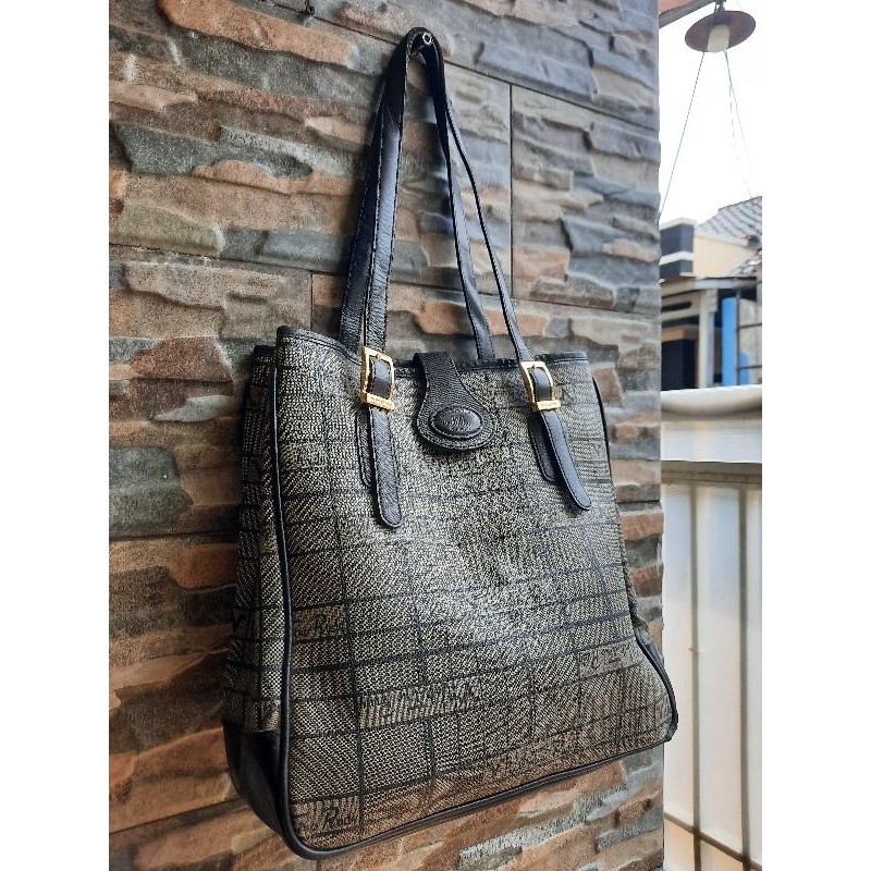 Tenteng Hitam VALENTINO RUDY - TAS PRELOVED BRANDED ORIGINAL