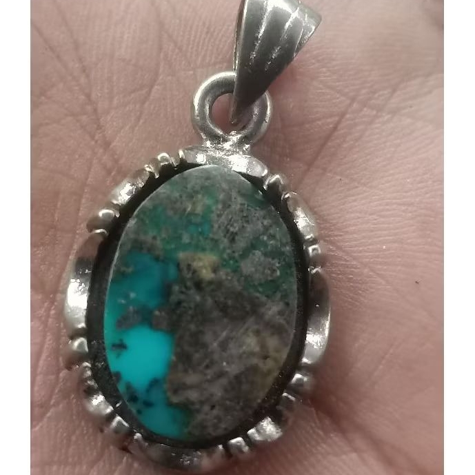 liontin batu pirus Persia