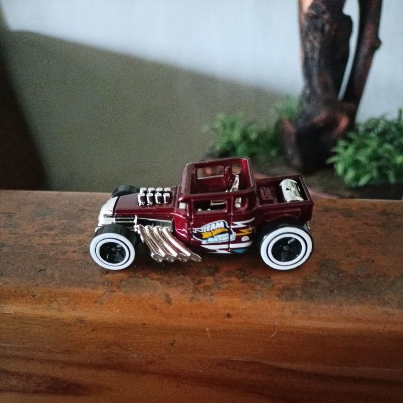 hot-wheels-bone-shaker- merah