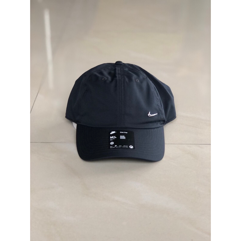 Topi Hitam Nike club unstructured metal swoosh cap (ORIGINAL RESMI NIKE