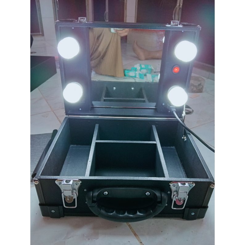 KOPER MAKEUP MINI 4 LAMPU FREE STIKER NAMA SALON