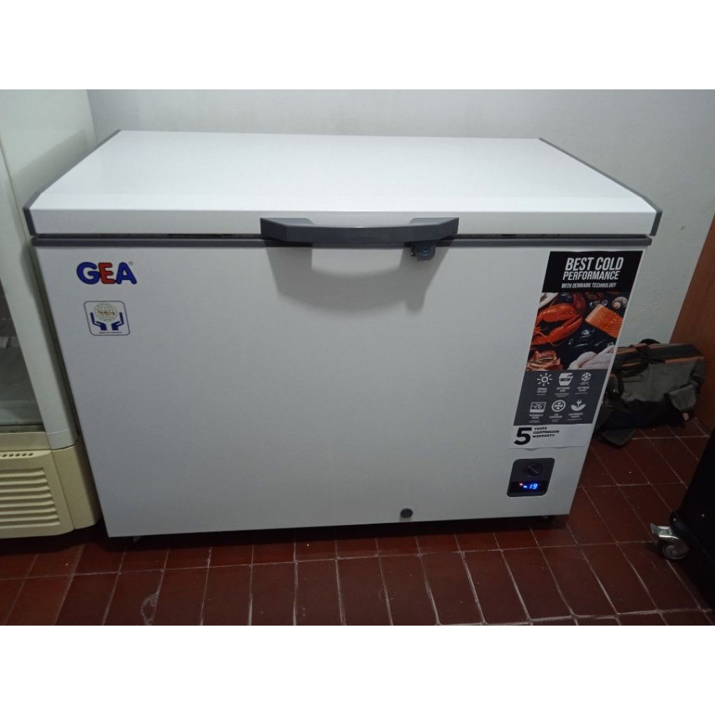 GEA CHEST FREEZER AB-336-R/FREEZER GEA AB336 R/FREEZER 330 LITER GARANSI RESMI