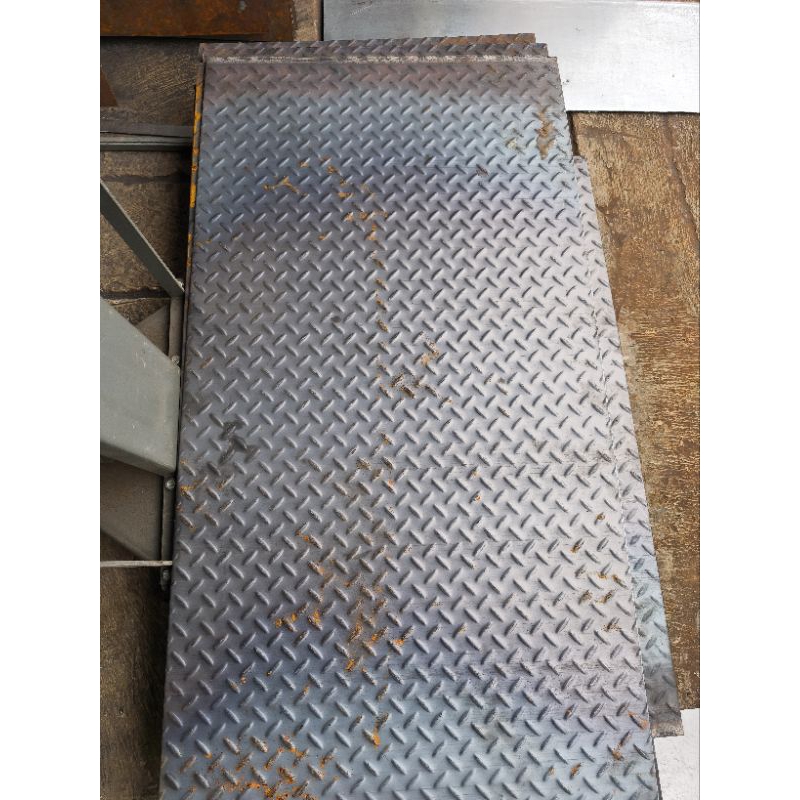 Plat bodres besi bodres  ketebalan 2,5mm . lebar mulai dari 27cm.