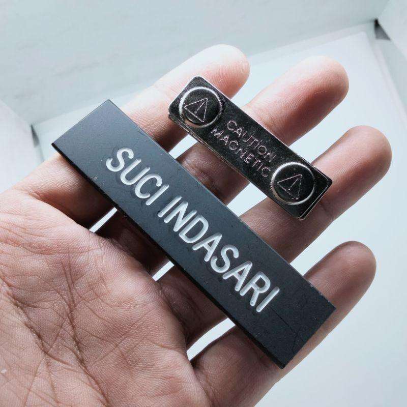 

SEHARI JADI !!! NAME TAG GRAFIR LASER | PAPAN NAMA DADA AKRILIK GLOSSY GRAFIR LASER | NAMETAG PREMIUN GRAFIR MAGNET
