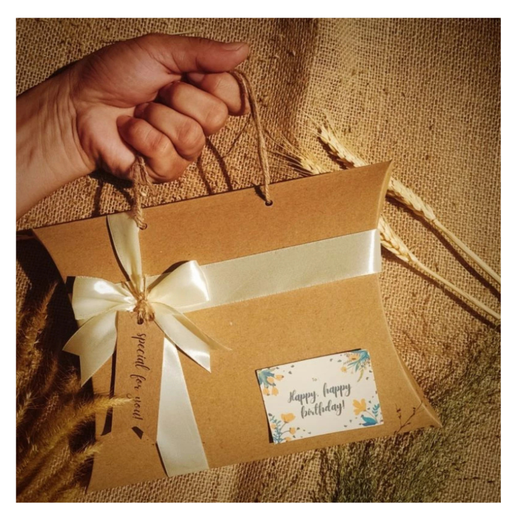 

PILLOW BOX HANDLE KOTAK KADO BANTAL ADA GANTUNGAN