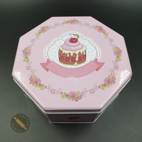 

HEXAGON PINK CUPCAKE TIN BOX (LARGE) UK. D = 23 CM - T = 9 CM - (BARANG CACAT)