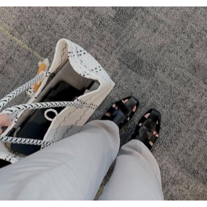 Tas Tangan Wanita dengan Rantai Hitam dan Putih