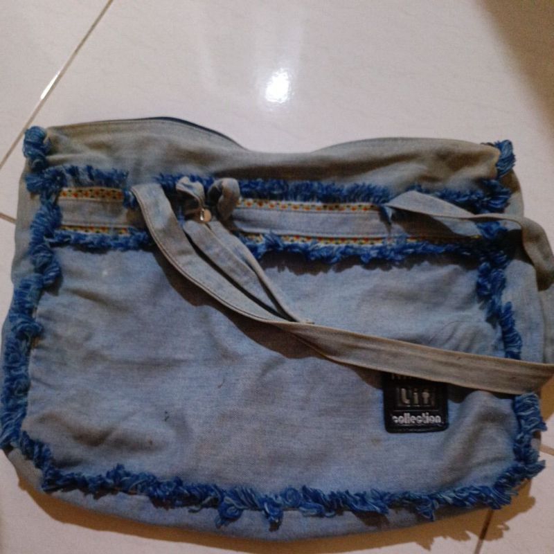 Preloved Tas Selempang/Shoulder/Sling Bag Biru dengan Renda Hitam Serba Murah