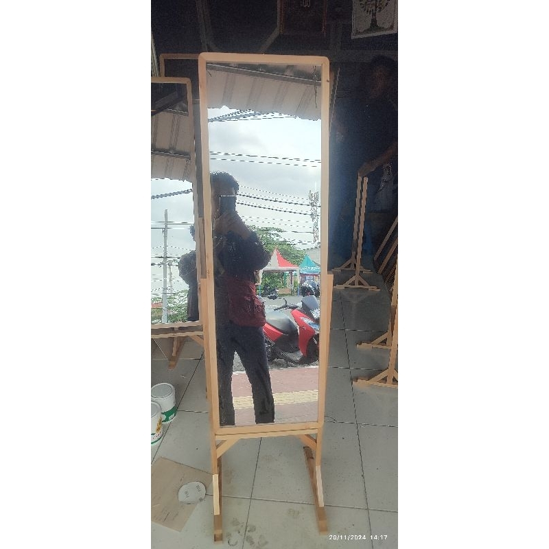 standing mirror jogja. 30x100 area jogja only. saya antar sendiri. minat chat dulu
