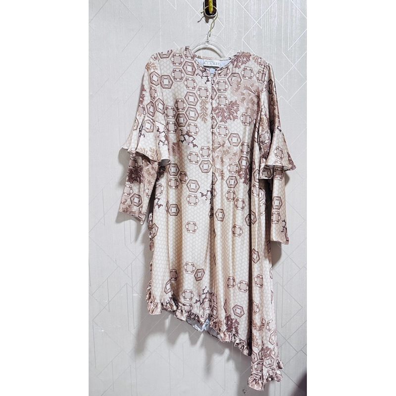 Preloved blouse wearing klamby