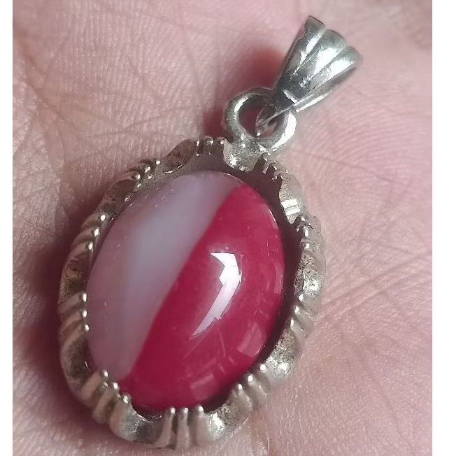 liontin batu merah putih