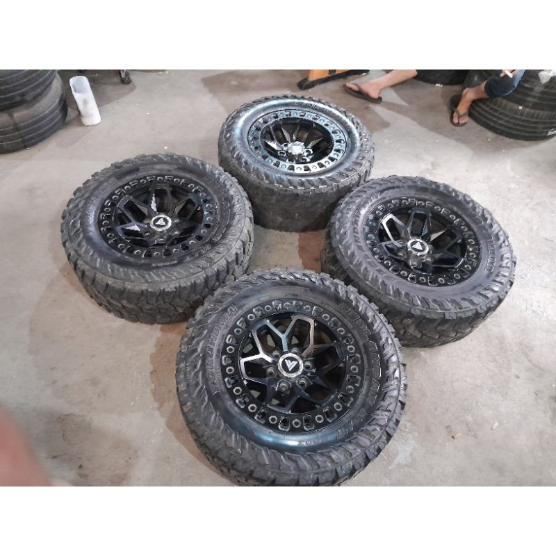 VELG MOBIL BEKAS RING  18X9 ET_15 PCD 6X139 BAN 33X12,5 R18 ,PAJERO,HILUX