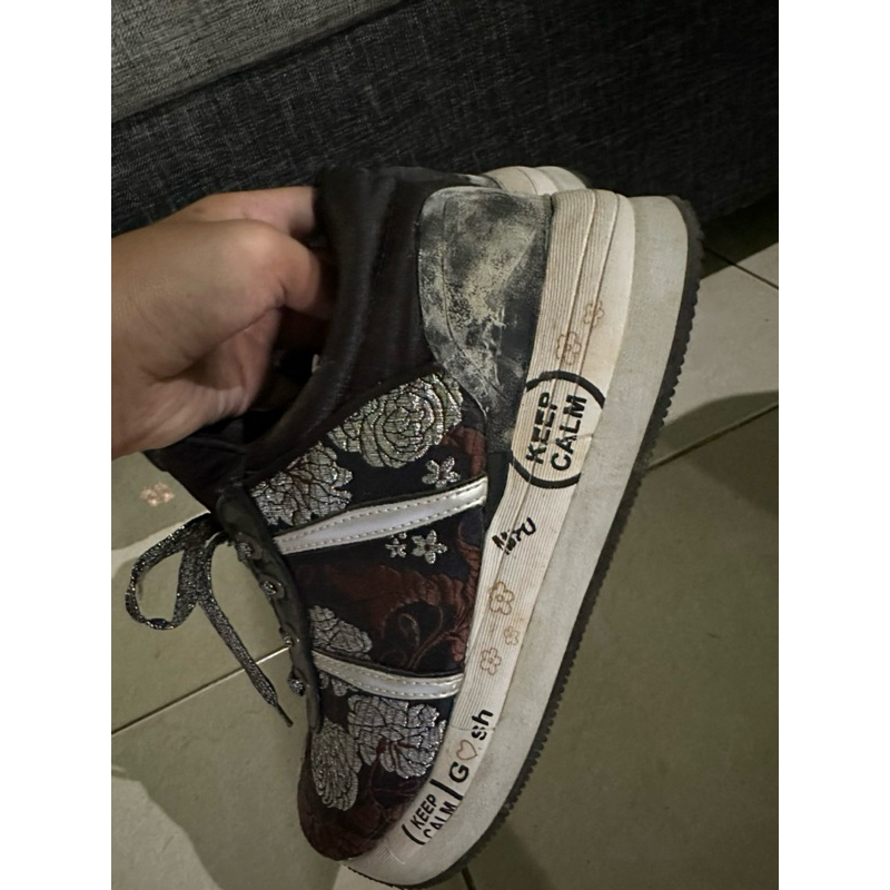 sepatu gosh