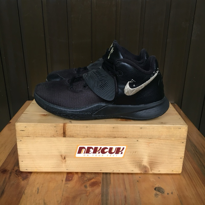 N|KE KYRIE FLYTRAP 3 BLACK (size 40,5)