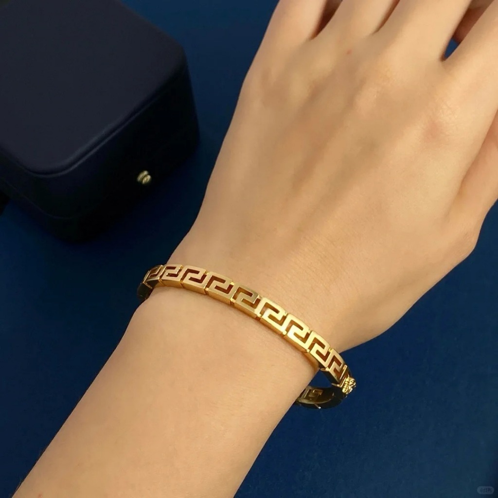 ❤️COD 17k emas asli 】Versace matte hollow loop gelang