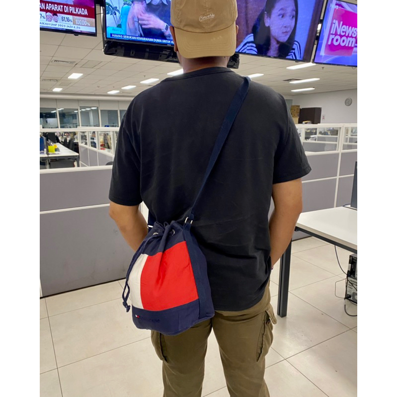 TOMMY ATKINS BUCKET BAG