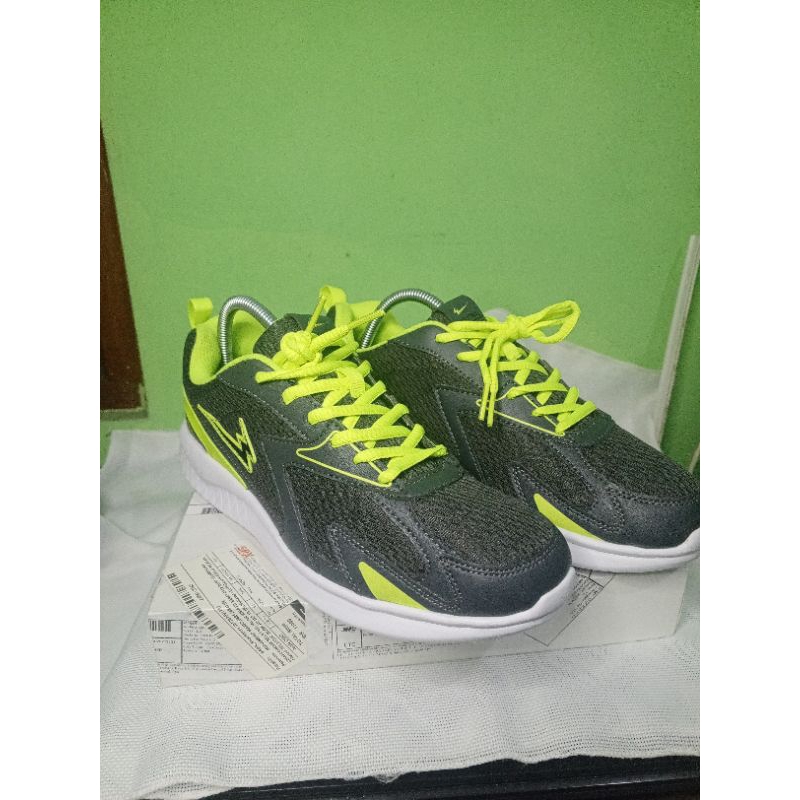 Sepatu Olahraga EAGLE