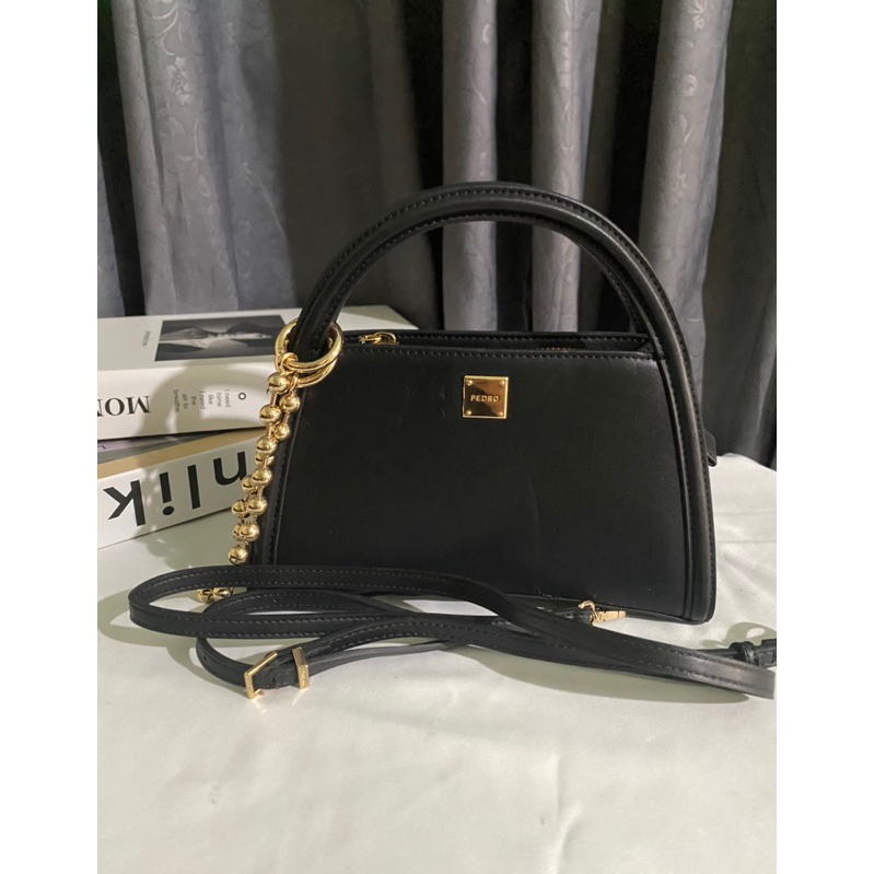 Tas Selempang Hitam dengan Rantai Emas