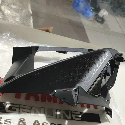 BK6-F117V-00 BK6-F117W-00 Cover Fairing Sayap Dalam Kanan Yamaha R15 V3 VVA BK6-F117W-00 Sambungan F