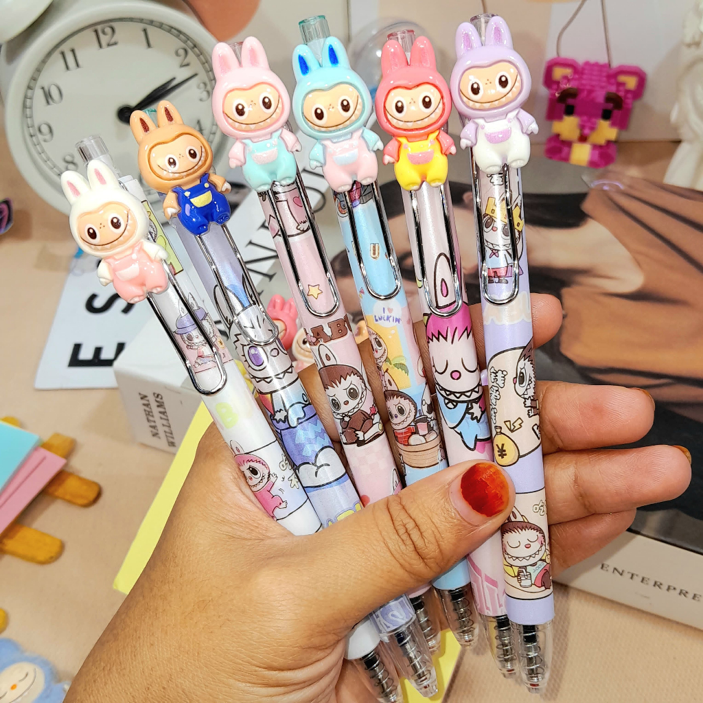 

Pulpen Cetek Resin LABUBU Super Cute Lucu Ready 4 Variant Warna Tinta Hitam / Pen Mekanik Resin Mote Labubu Imut Unik Favorit Anak Terlaris Kualitas Terbaik Bisa Grosir dan COD Harga TERMURAH