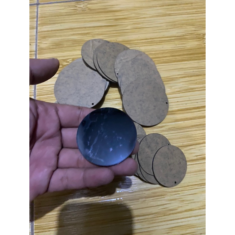 

Akrilik hitam bulat 2mm polos bahan gantungan kunci