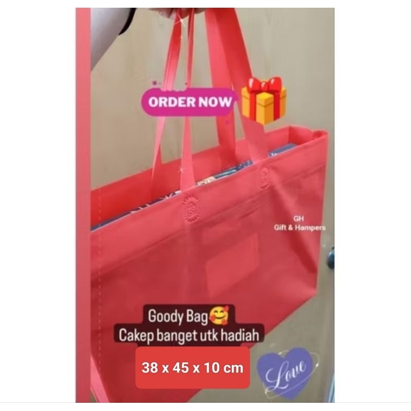 

Tas Natal Goody Bag 38x45x10 cm Kantongan SpunBon Hampers Kado Hadiah (WARNA RANDOM)