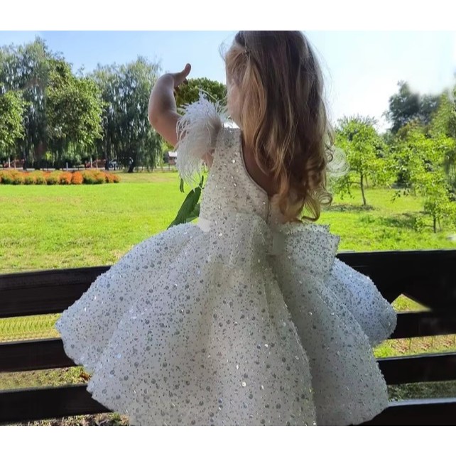 Gaun Putih dengan Perempuan Berlian/GAUN PESTA  BALLGOWN BERKILAU  PUTIH  MERAH HITAM