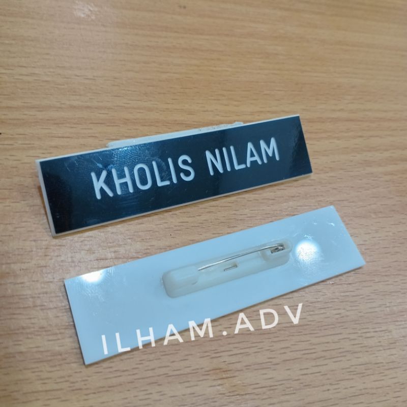 

papan nama dada grafir nametag ~peniti