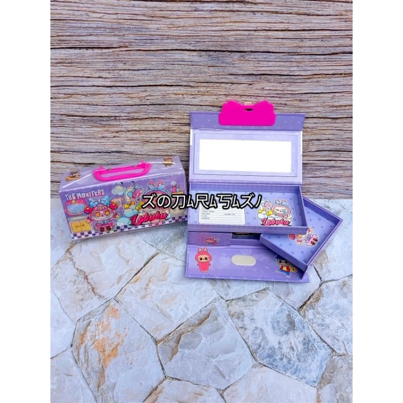 

KOTAK PENSIL 3 TINGKAT/KOTAK PENSIL KODE HOLOGRAM GAMBAR CEWEK COWOK
