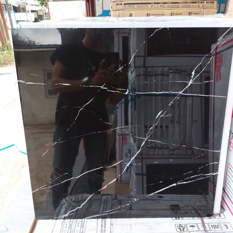 Granit lantai 60x60 hitam motif petir avoleon