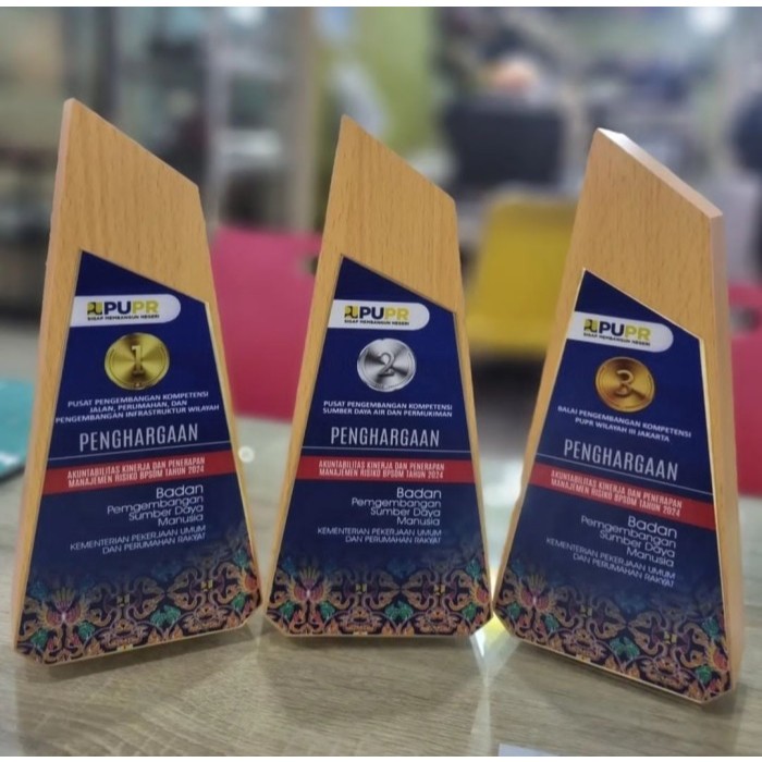 PLAKAT KAYU CUSTOM,  PIALA KAYU, TROPHY KAYU, PLAKAT CUSTOM