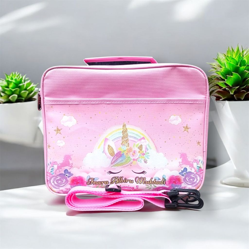 

AA Tas Selempang Anak Tas Ultah Custom Nama Tas Kado Poliester Kantong Depan Desain Mitasi