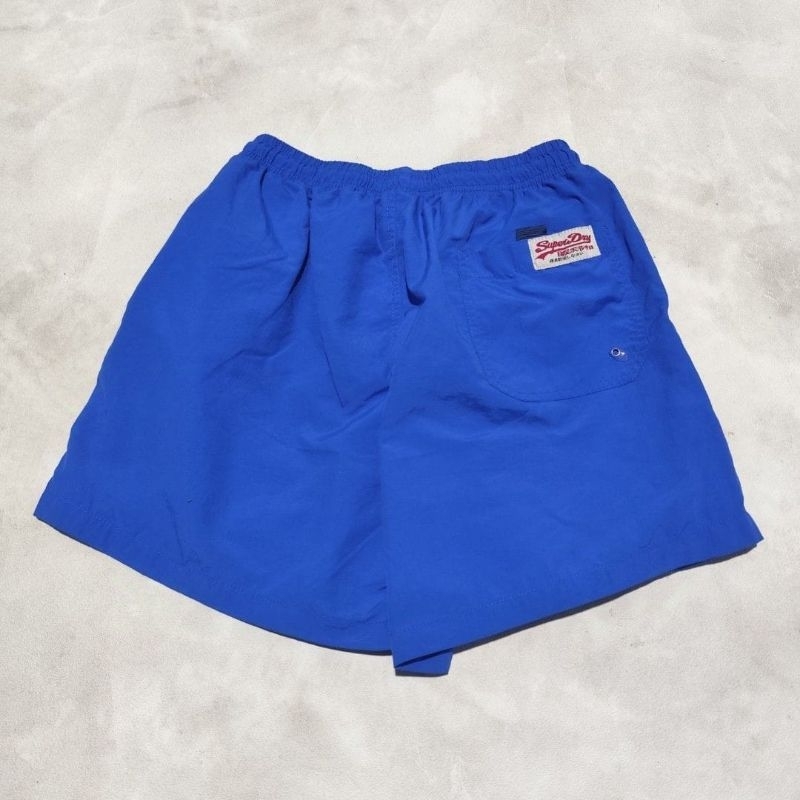 Celana pendek nylon pria superdry biru