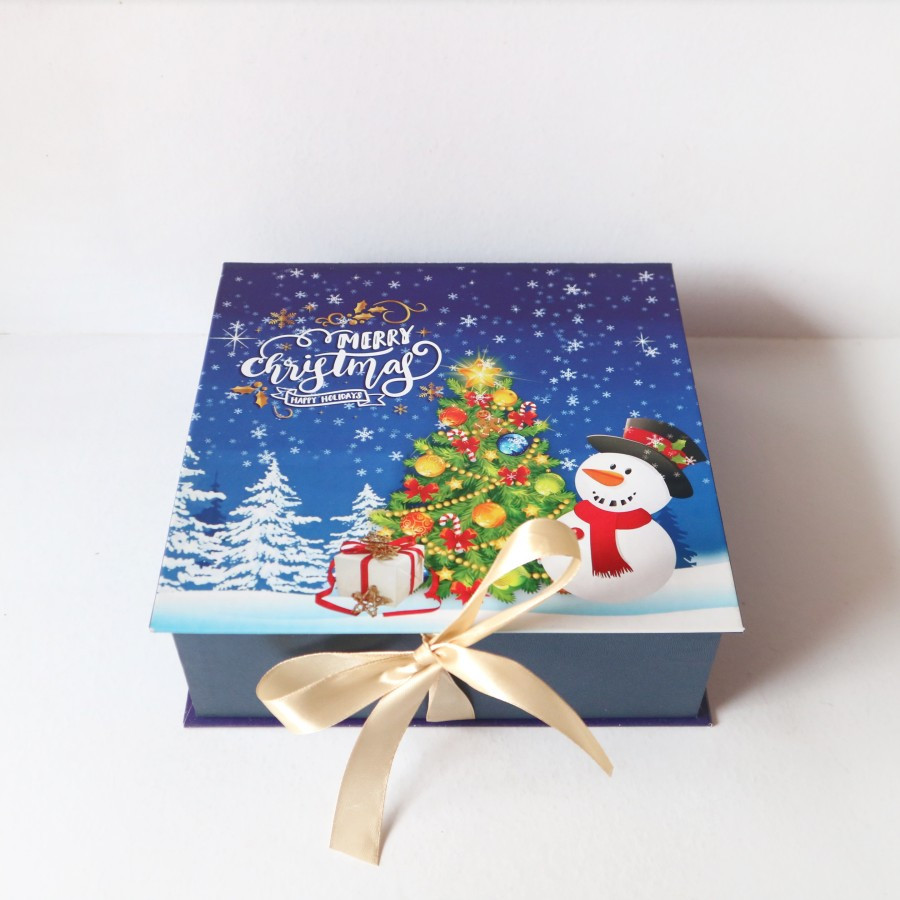 

Hampers Gift Box Christmas Fancy Import Embossed Paper Kotak Hadiah Bahan Board Tebal Ukuran 22 x 22 x 7 cm