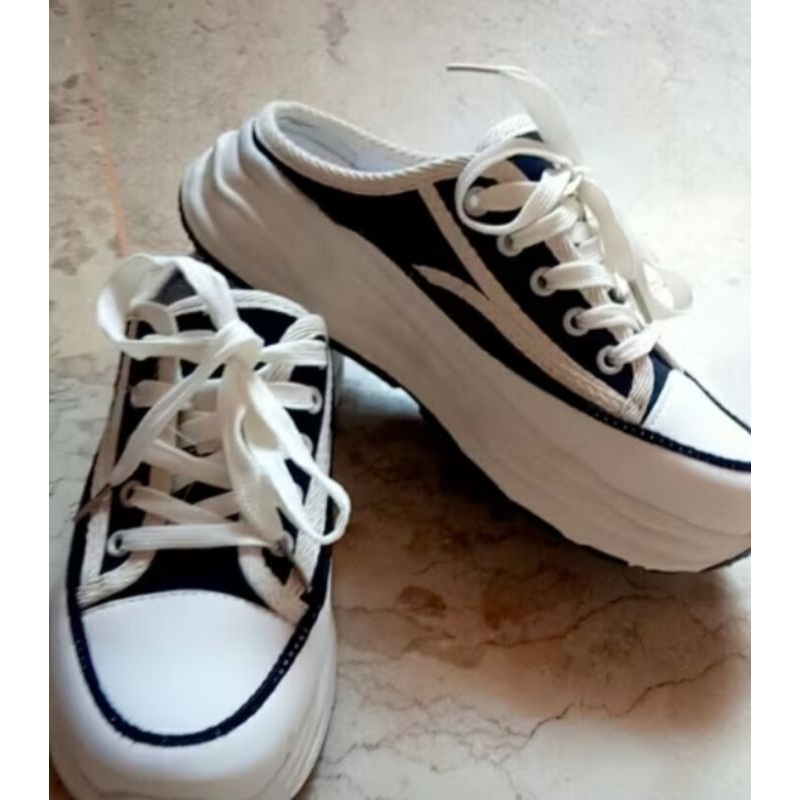 Sepatu Sneakers Hitam Putih