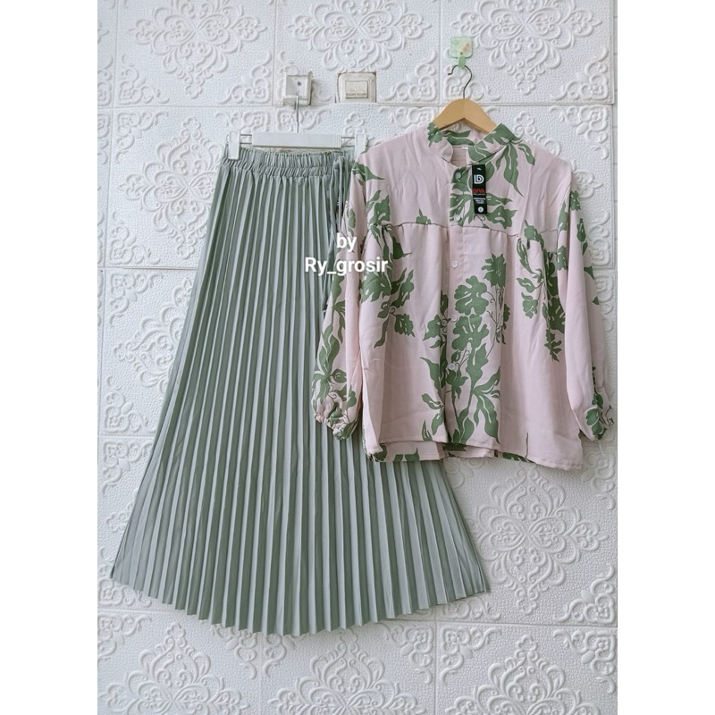 Setelan Wanita Blus Crop Motif Bunga Rok Plisket Dewasa